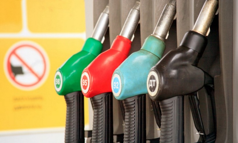 Фото  Почему нефть дешевеет - бензин дорожает?