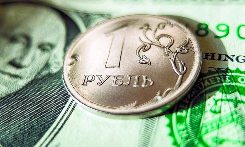 Фото  Почему рубль постоянно падает?